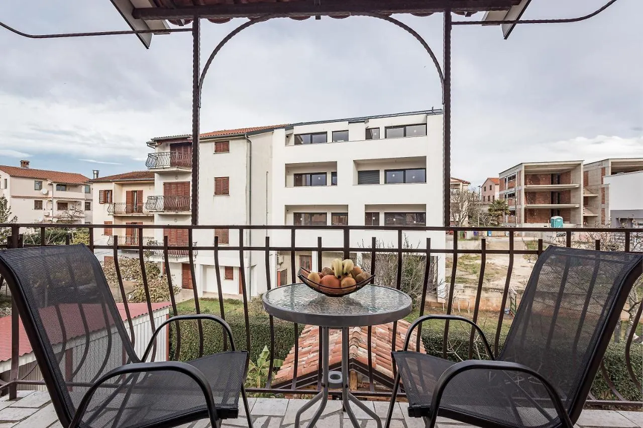 Luxury Apartments Gina 罗维尼