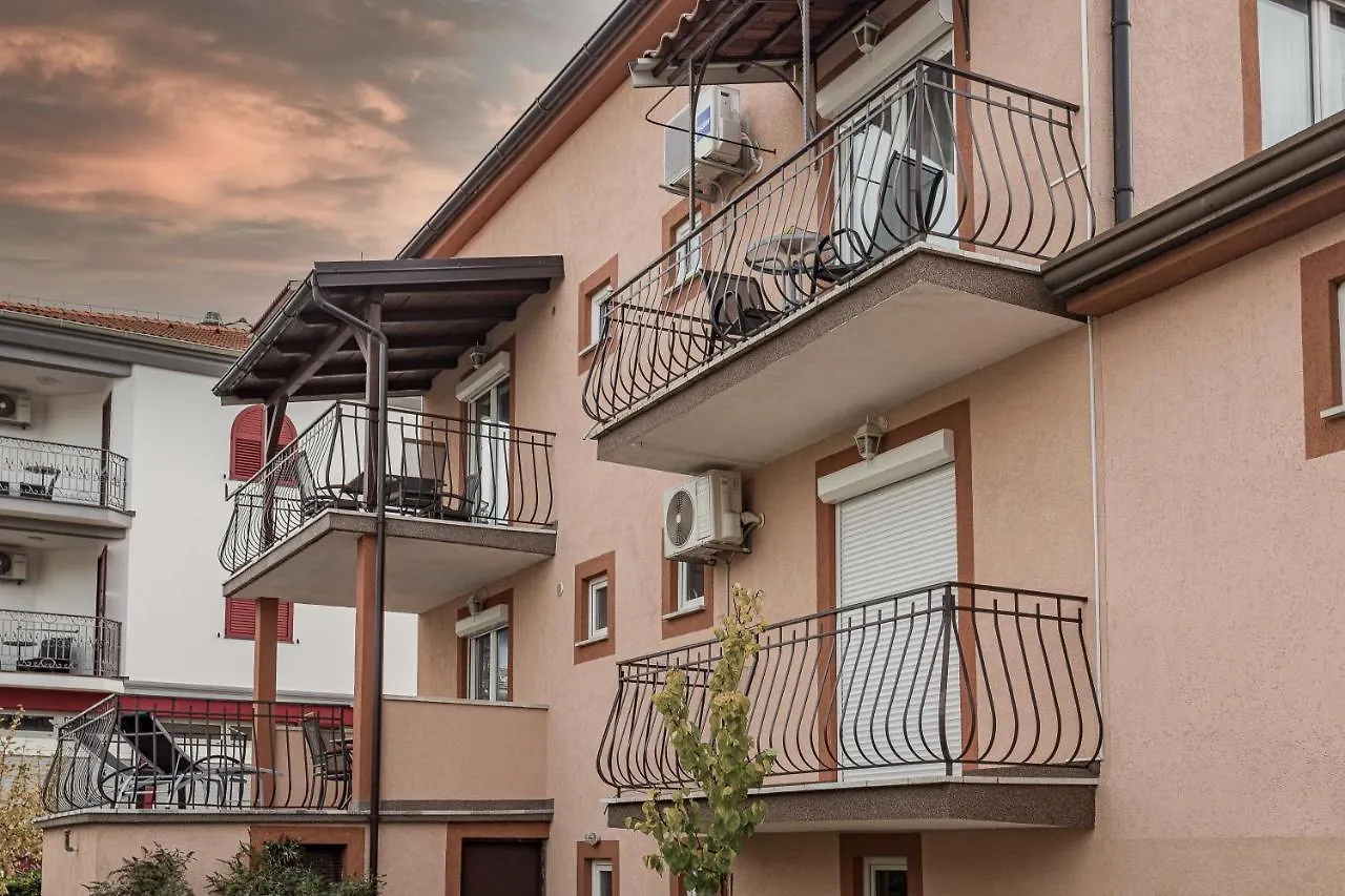 Luxury Apartments Gina 罗维尼