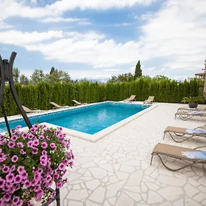 https://holiday-home-villa-kontrada.hotelinzadar.com
